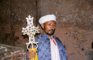 Priester in Lalibela mit einem Handkreuz