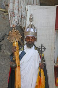 Priester in der Höhlenkirche Neakuto Leab