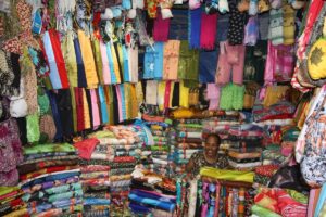 Farbenprächtige Tücher und Schals auf dem Markt in Harar