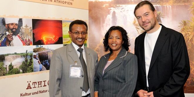 Jörg Ehrlich (Geschäftsführung DIAMIR Erlebnisreisen) gemeinsam mit der äthiopischen Kultus- und Tourismusministerin Tadelech Delecha sowie Esayas Woldemariam Hailu (Ethiopian Airlines)